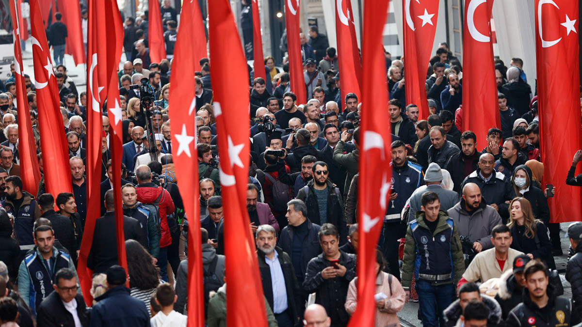 İstiklal Caddesi'nde birlik ve beraberlik yürüyüşü