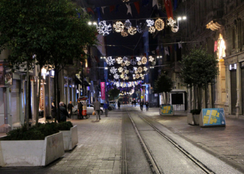 İstiklal Caddesi'nde oturaklar söküldü