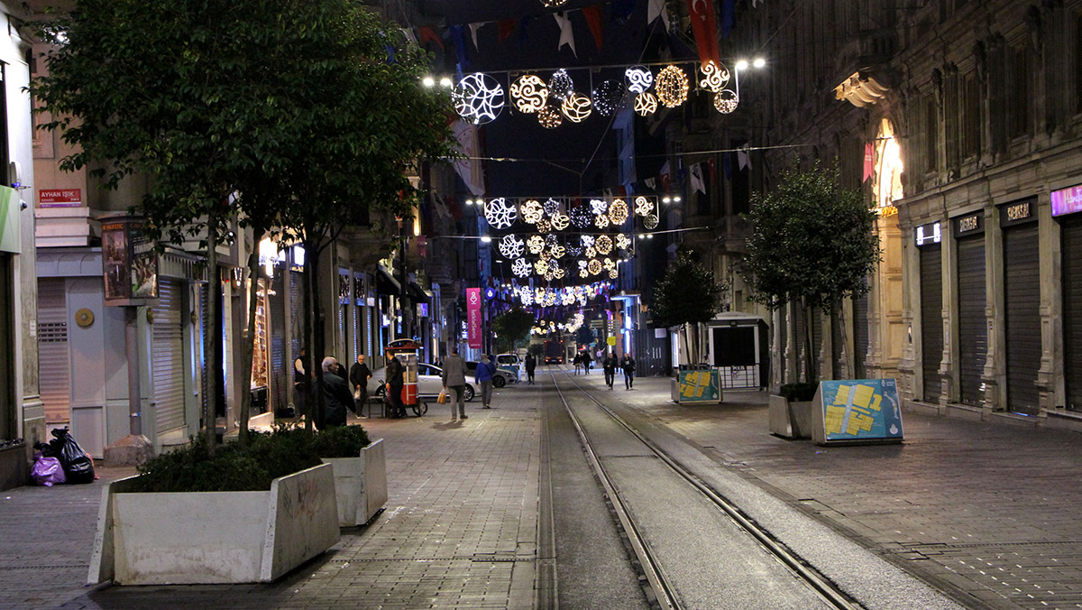 İstiklal Caddesi'nde oturaklar söküldü