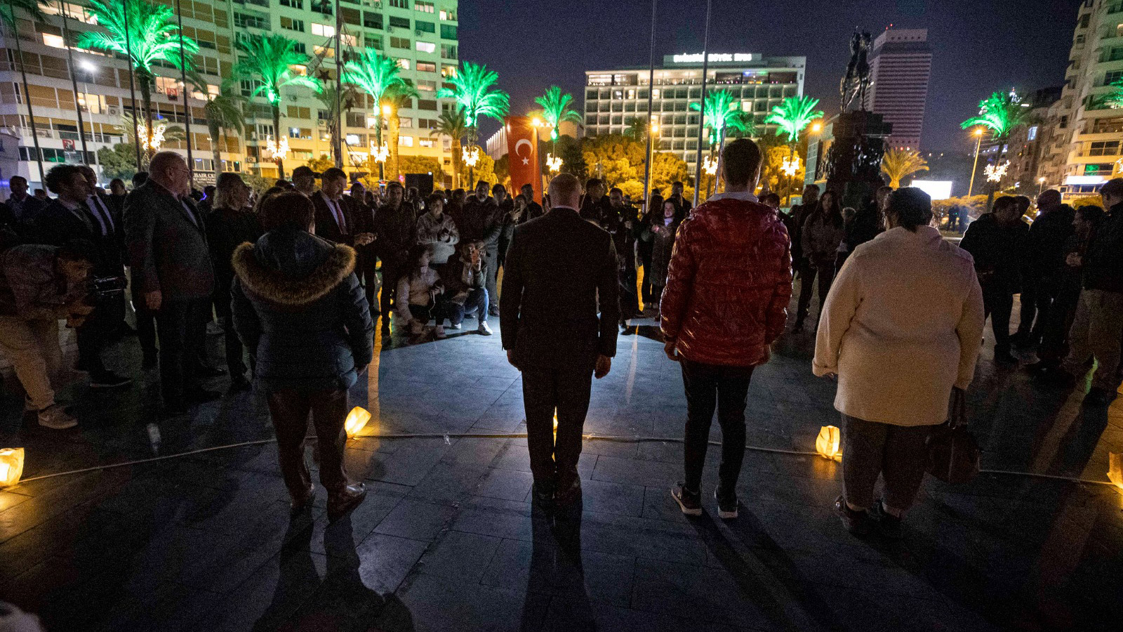 İzmir, Ata'ya saygı nöbetinde