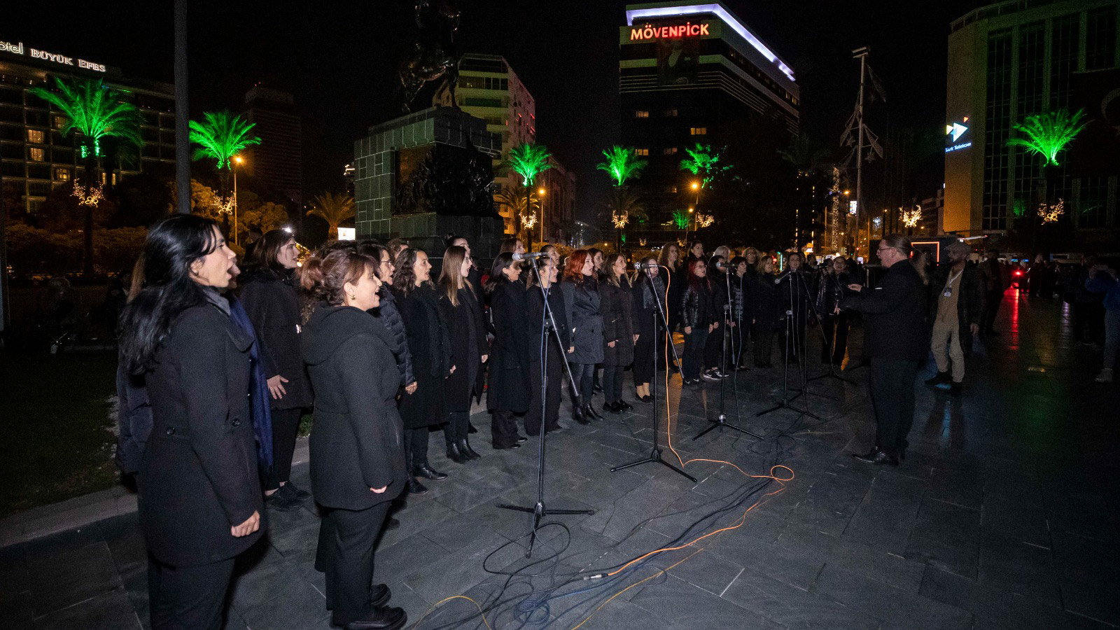 İzmir, Ata'ya saygı nöbetinde