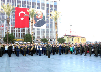 İzmir'de 10 Kasım anması