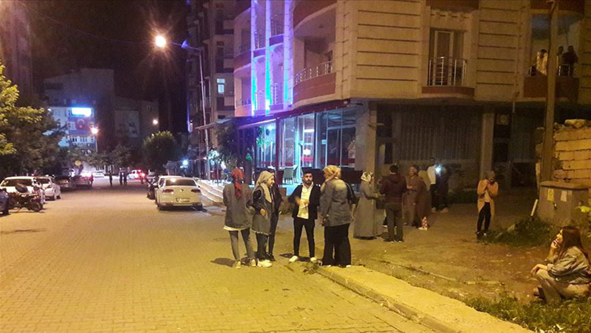 İzmir'de 3.5 büyüklüğünde deprem