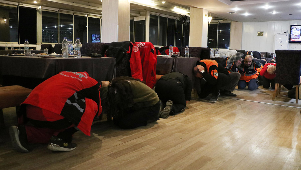 İzmir'de 'Çök- Kapan- tutun' deprem anı tatbikatı