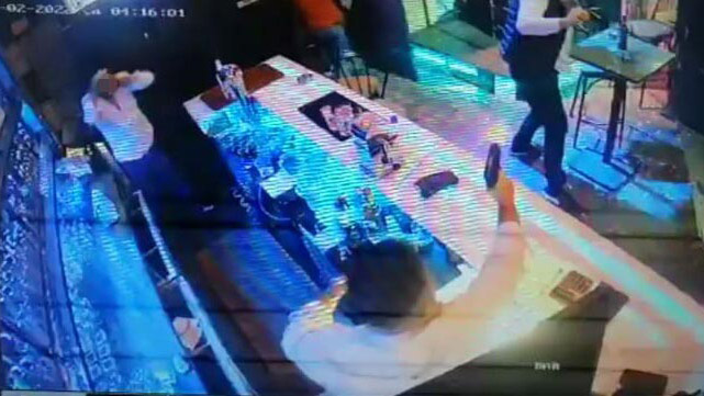 İzmir'de gece kulübünde silahlı kavga kamerada
