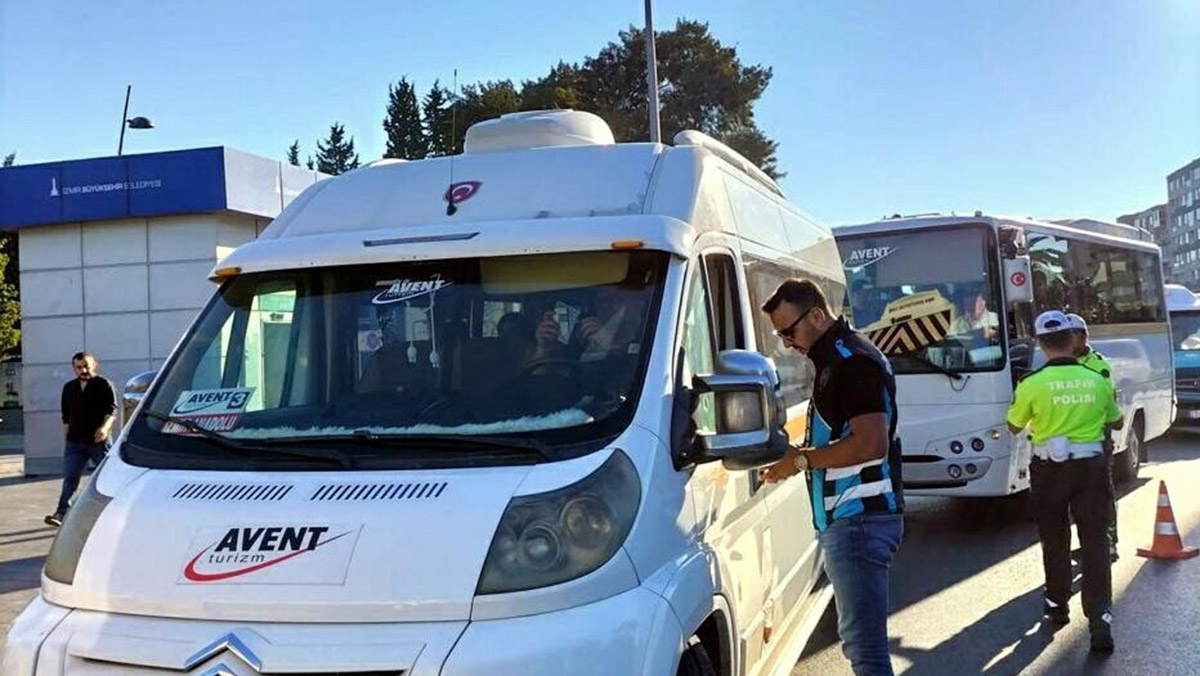 İzmir'de ikiz plaka tespit edilen 105 servise ceza