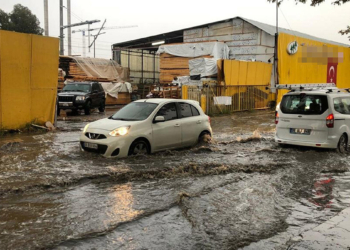 İzmir'de sağanak yağış etkili oldu