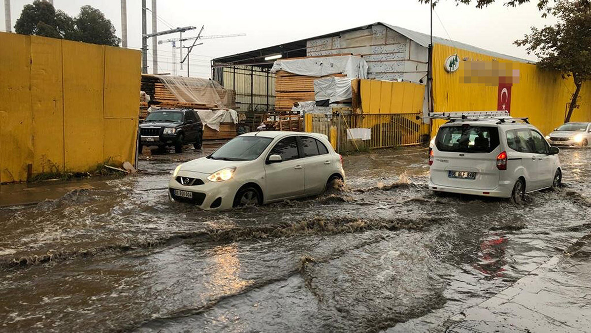 İzmir'de sağanak yağış etkili oldu