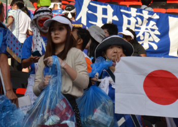 Japonya'da taraftarlar tribünleri temizledi