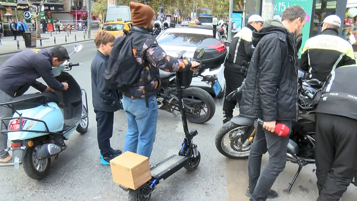 Kadıköy Bağdat Caddesi'nde skuter denetimi