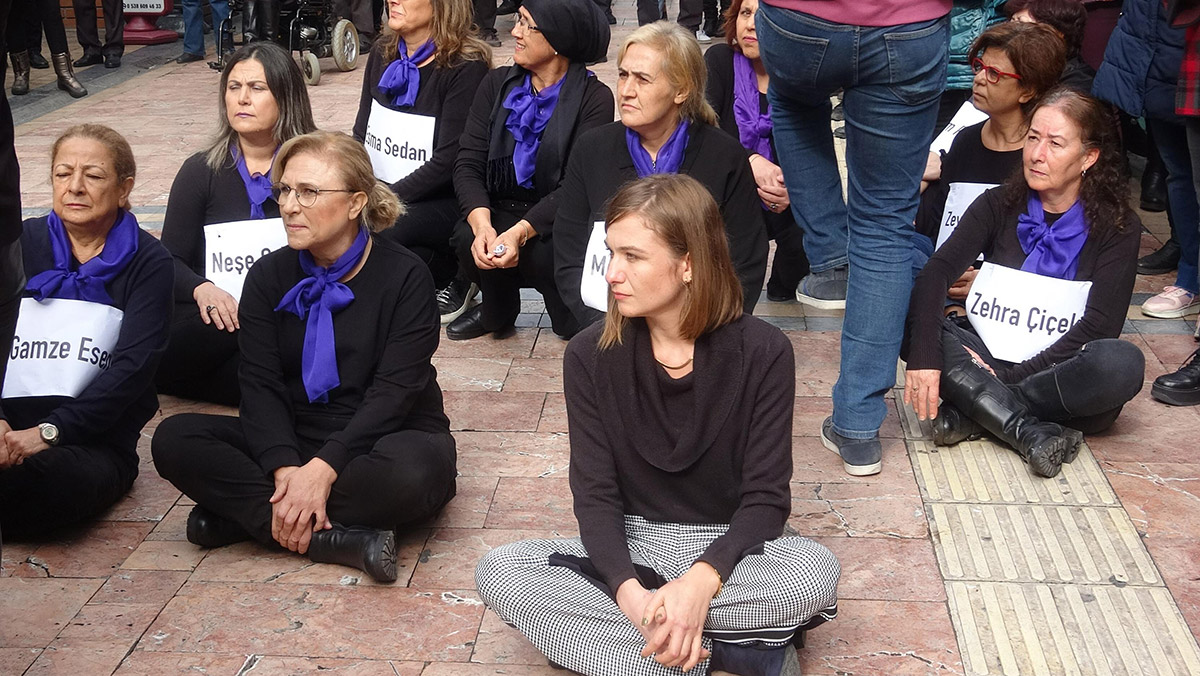 Kadınlardan şiddete karşı 'sessiz çığlık' eylemi