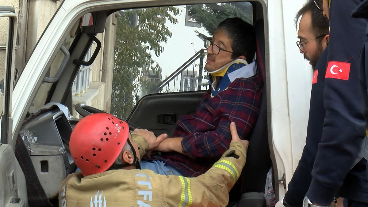 Kamyonette sıkışan sürücüyü itfaiye kurtardı