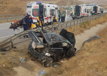 Kanala devrilen otomobildeki 3 kişi yaralandı