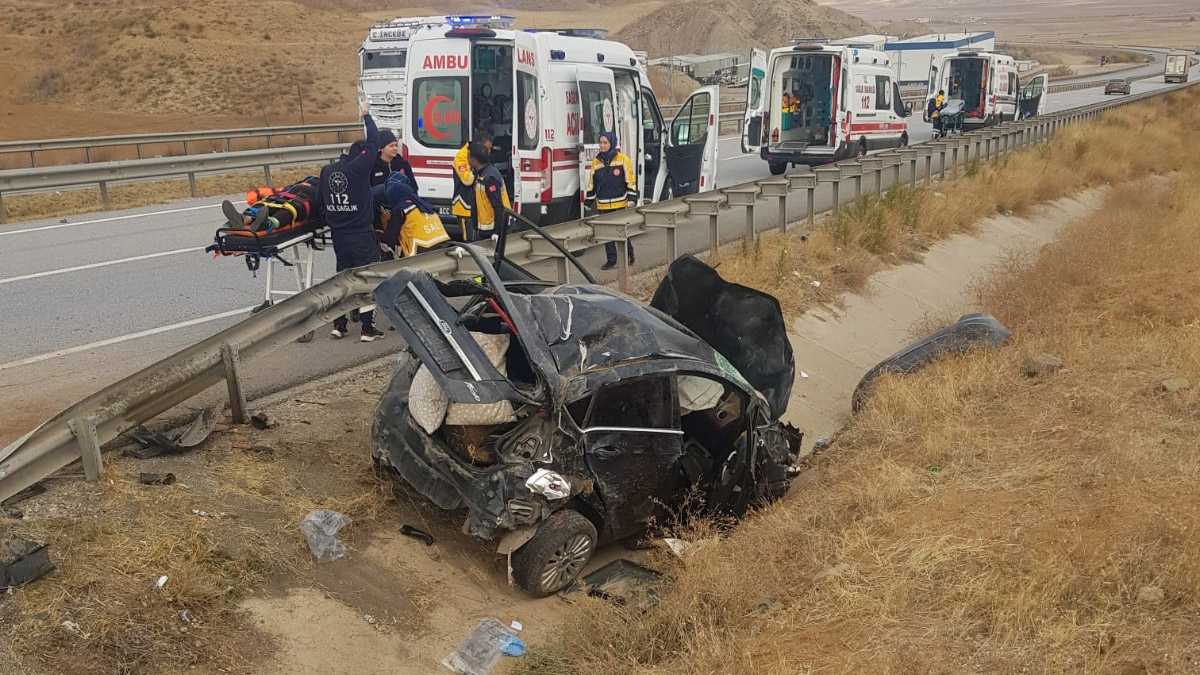 Kanala devrilen otomobildeki 3 kişi yaralandı