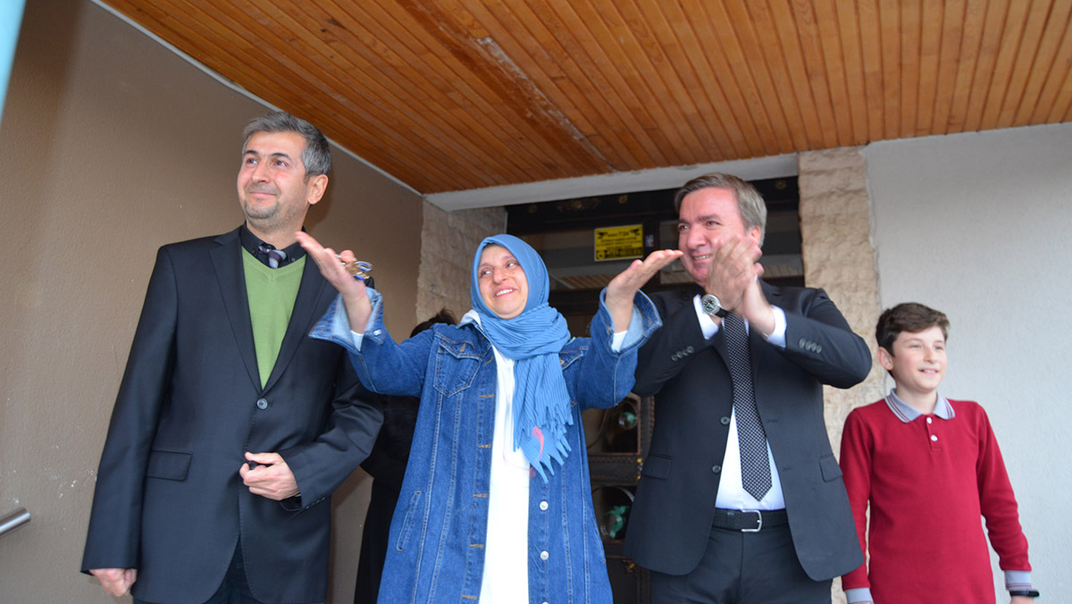 Kanser tedavisi gören öğretmene sürpriz ziyaret