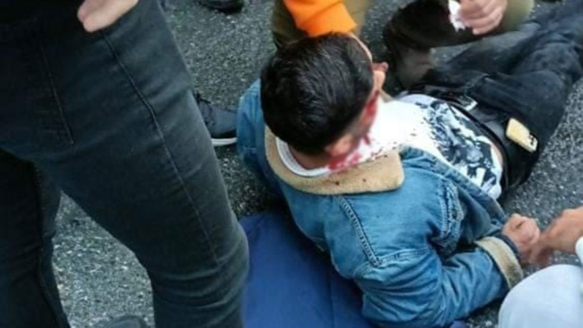 Kapısı açık minibüsten düşüp yaralandı