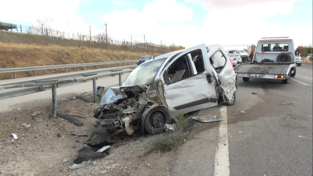 Kırıkkale'de hafif ticari araç bariyere çarptı: 5 yaralı