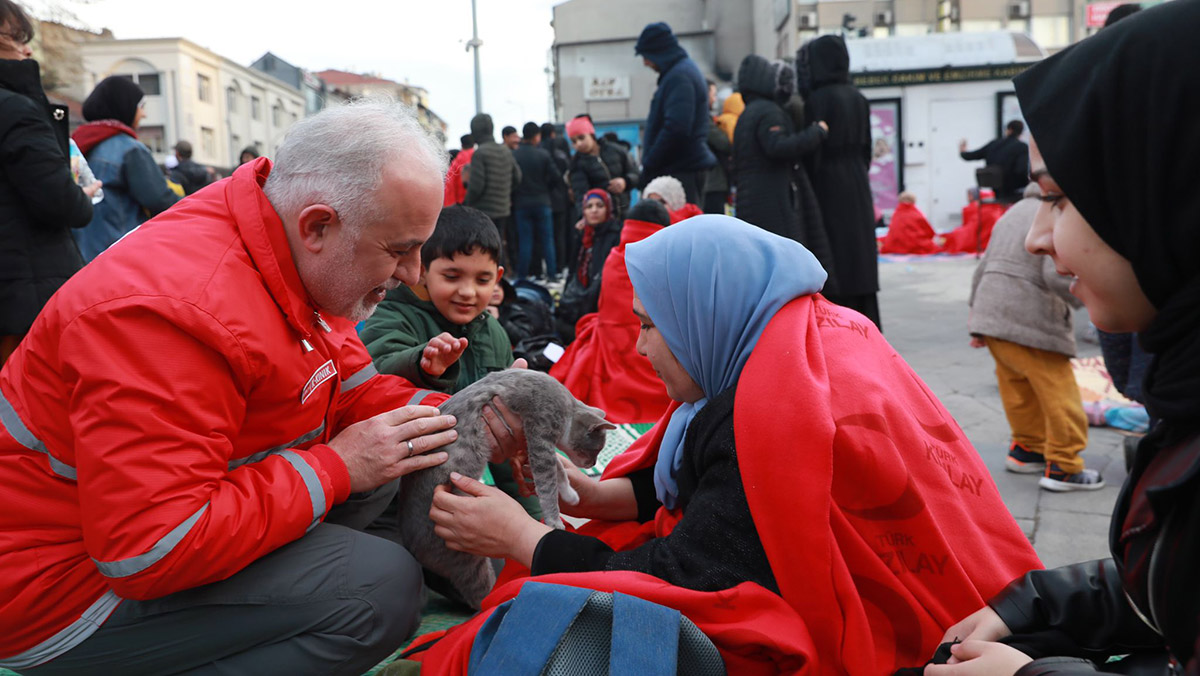 Kızılay, Düzce'deki depremin ardından sahada