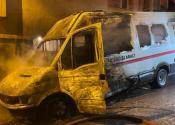 Kızılay'ın kan bağış aracı yandı