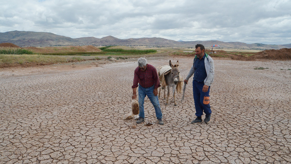 Kuraklıktan etkilenen Tuz Gölü'nde kirlilik başladı  