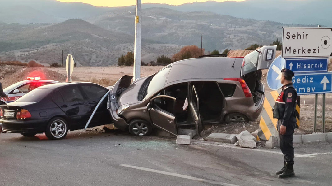 Kütahya'da otomobiller çarpıştı: 1 ölü, 4 yaralı