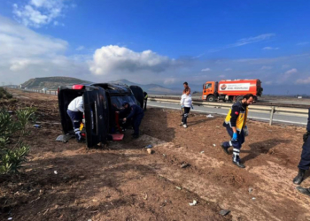 Lastiği patlayan minibüs devrildi: 1 ölü, 10 yaralı