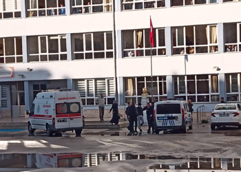 Lise öğrencisi müdür yardımcısını bıçakladı