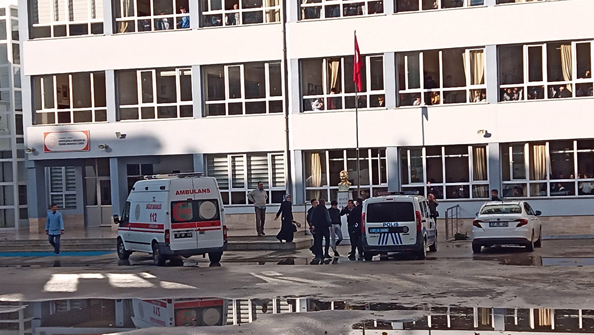 Lise öğrencisi müdür yardımcısını bıçakladı