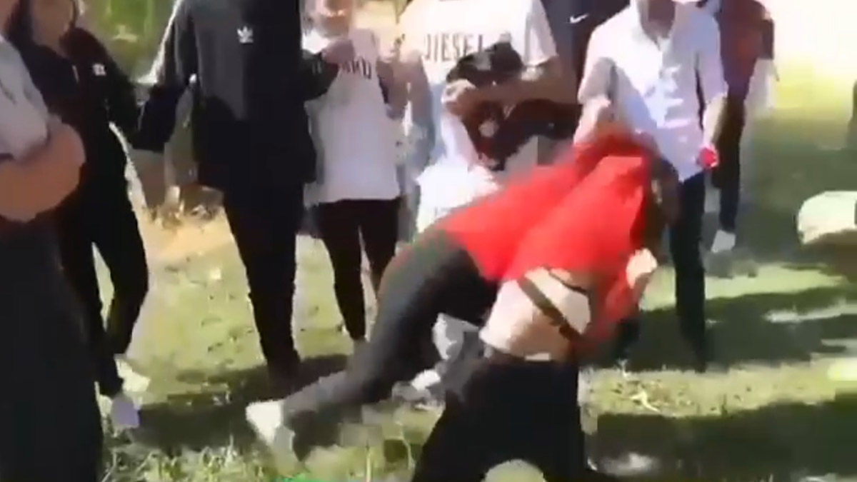 Liseli kızların kavgası kamerada