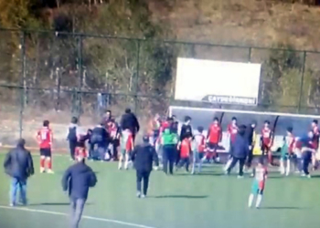 Maçta antrenörler tekme tokat kavga etti