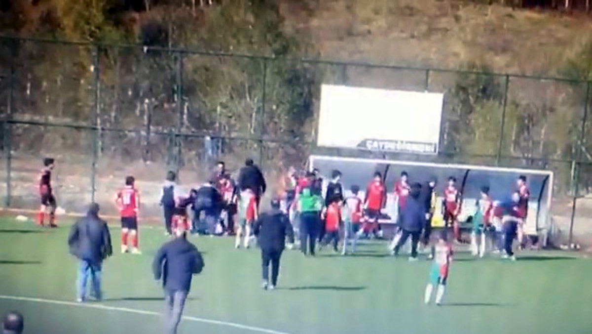 Maçta antrenörler tekme tokat kavga etti