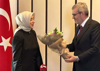 Mahir Ünal görevini Özlem Zengin'e devretti