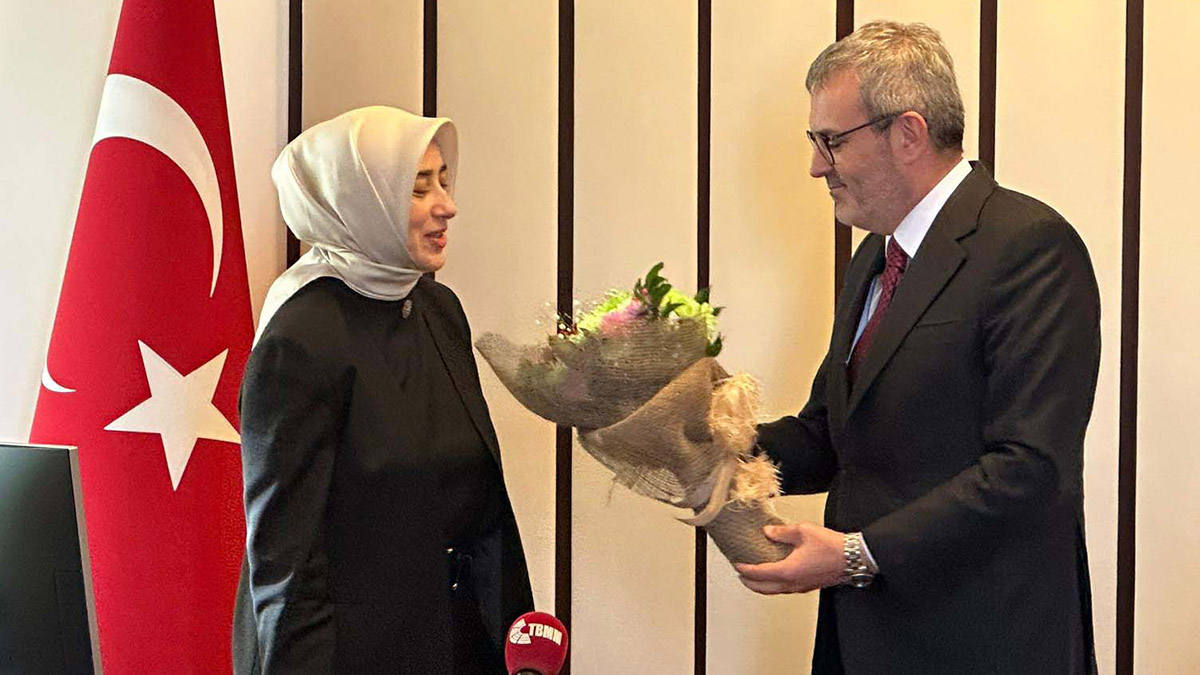 Mahir Ünal görevini Özlem Zengin'e devretti