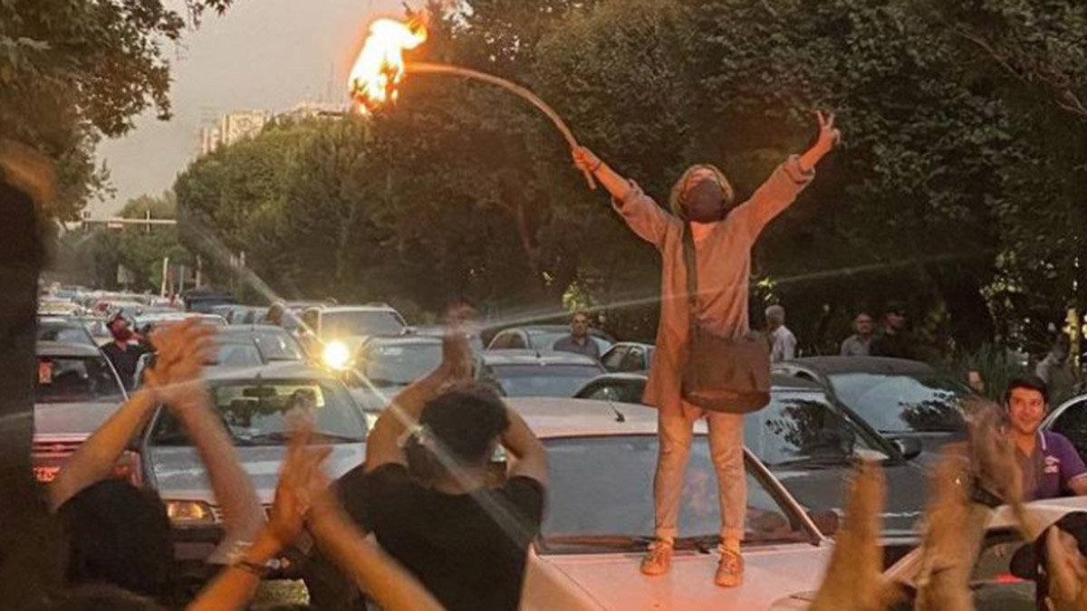 İnsanlık tarihi yıllardır savaşlar, büyük yıkımlar, katliamlar, soykırımlar, kardeş katili olan krallar, zalimler gördü ancak son iki yüz yıldır demokratikleşmenin en zirve zamanlarında binlerce insanın bir günde kukla bir mahkeme tarafından idam edilmesini görmedi büyük ihtimalle de yüzyıllar boyunca da çağdaş ve demokratik(!) bir dünya olarak göremeyeceğiz.