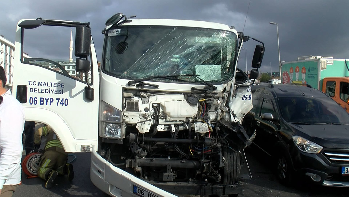 Maltepe'de çöp kamyonları çarpıştı