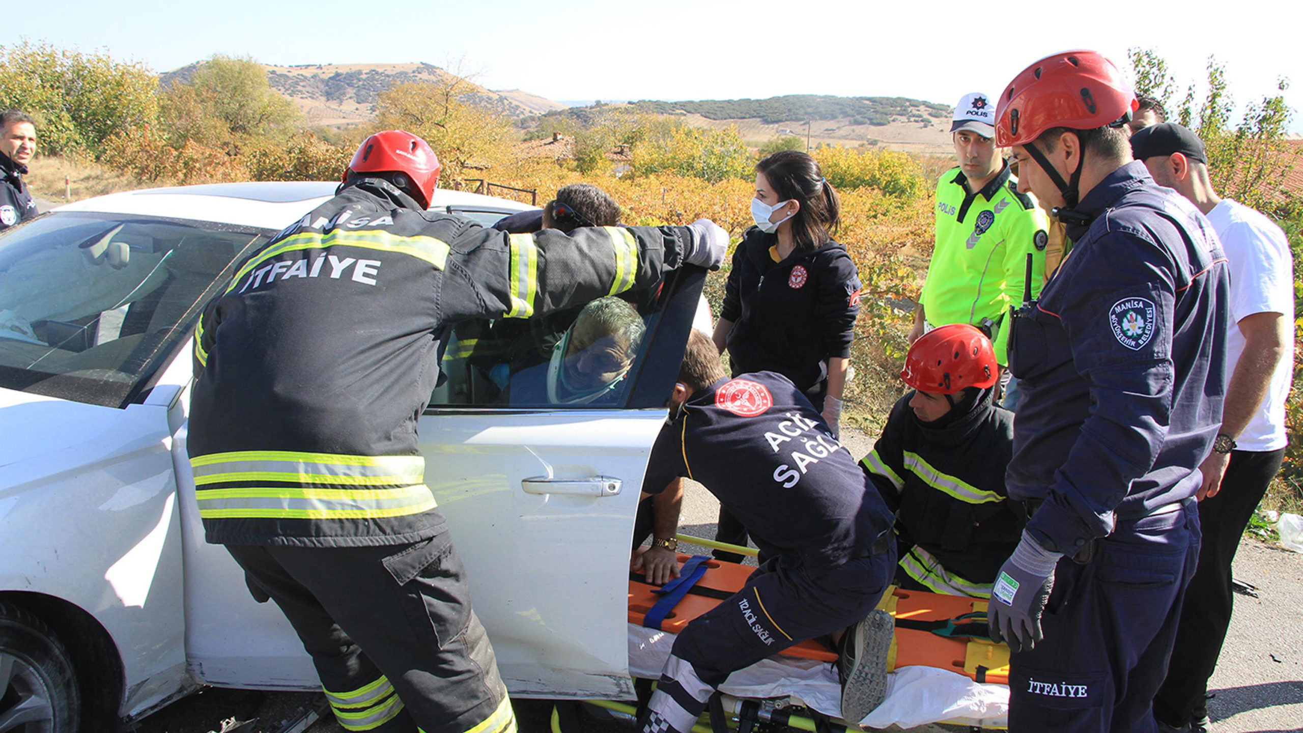 Manisa'da 2 otomobil çarpıştı; 4 yaralı