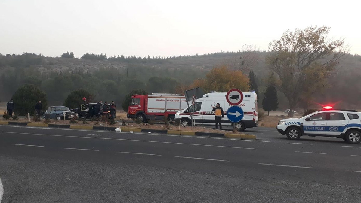 Manisa'da otomobiller çarpıştı: 2 ölü, 5 yaralı