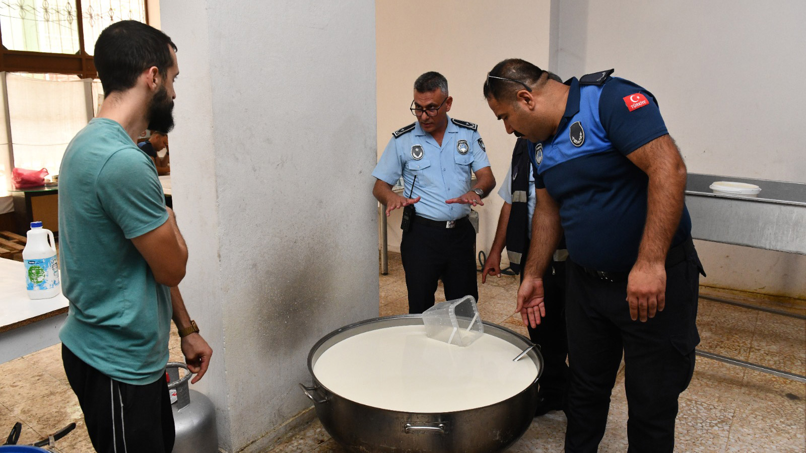 Mersin'de kaçak peynir imalathanesi mühürlendi