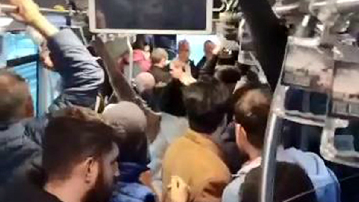 Metrobüste iki kadına cinsel tacize linç girişimi