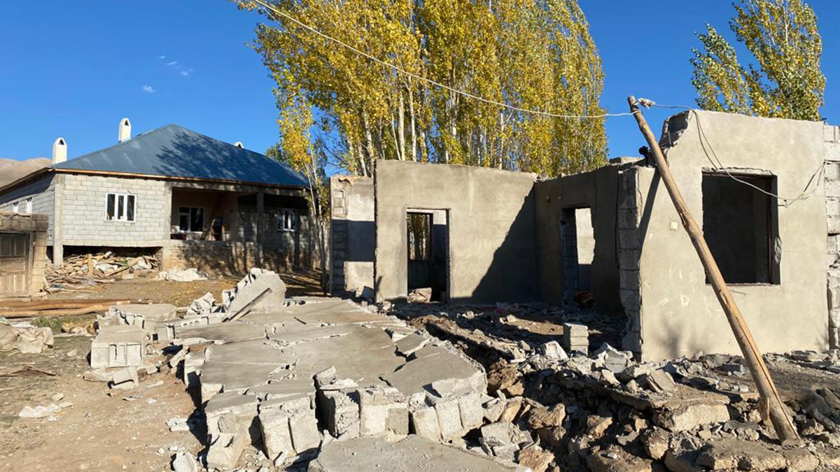 Metruk evini yıkarken duvar altında kalan adam öldü