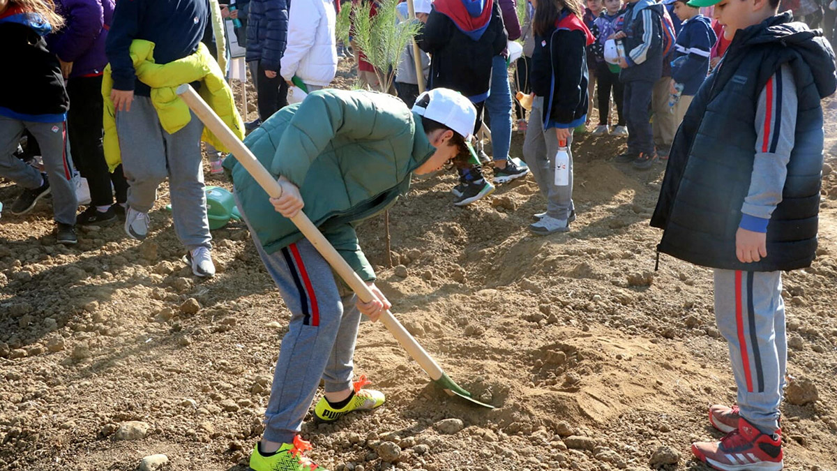 Milli Ağaçlandırma Günü'nde İzmir'e 42 bin 200 fidan
