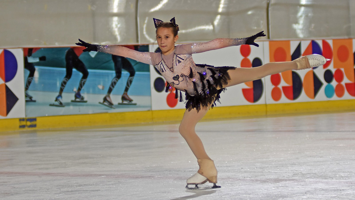 Minik buz pateni sporcusu doğa annesinin yolunda