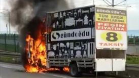 Mobilya yüklü kamyonet alev alev yandı