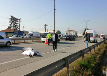 Motosikletin çarptığı yaya ile sürücü öldü