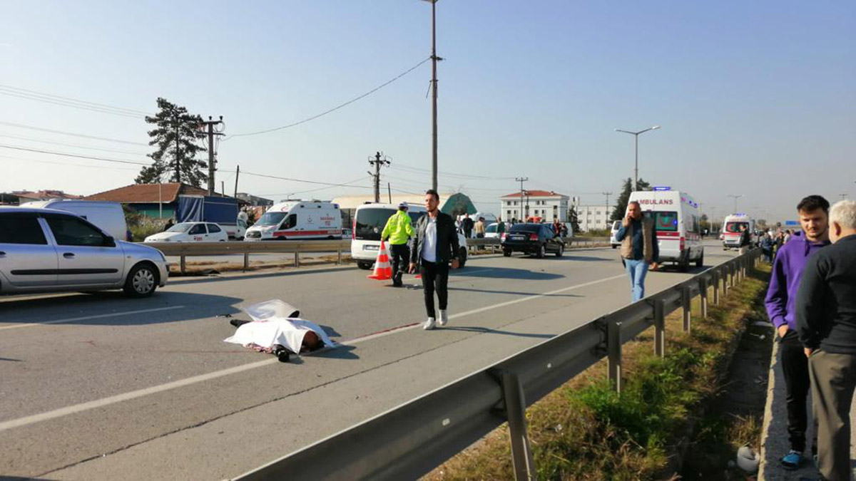 Motosikletin çarptığı yaya ile sürücü öldü