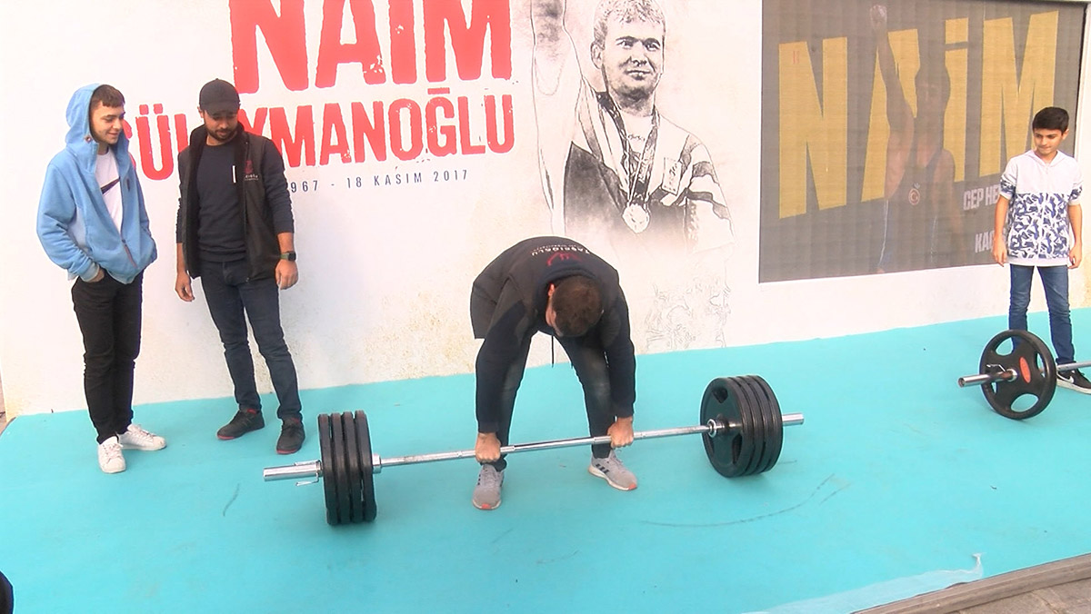 Naim Süleymanoğlu vatandaşların halter denemesiyle anıldı