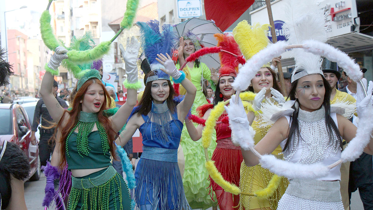 Narenciye Festivali kortejinde renkli görüntüler