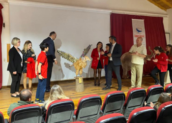 Öğrenciler topladıkları atıklardan heykel yaptı