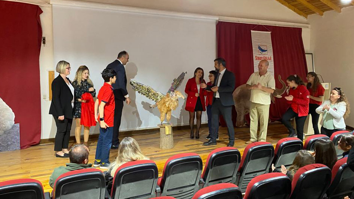Öğrenciler topladıkları atıklardan heykel yaptı