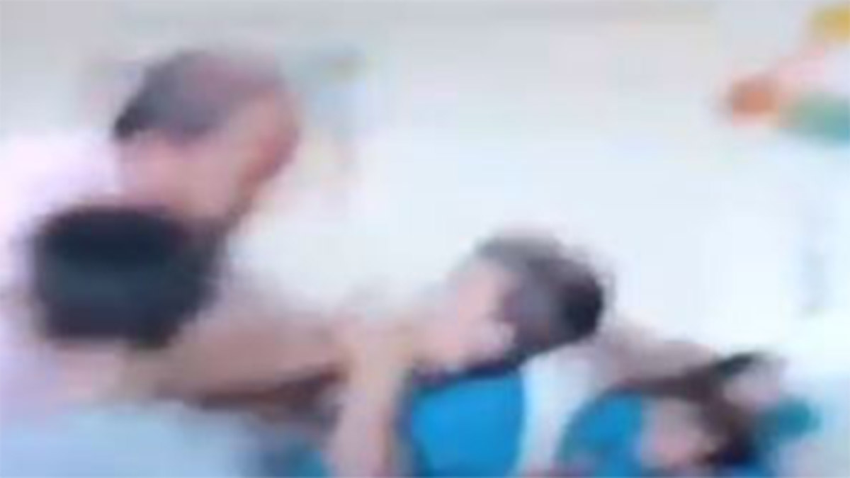 Öğrencisinin boğazını sıkan öğretmen açığa alındı